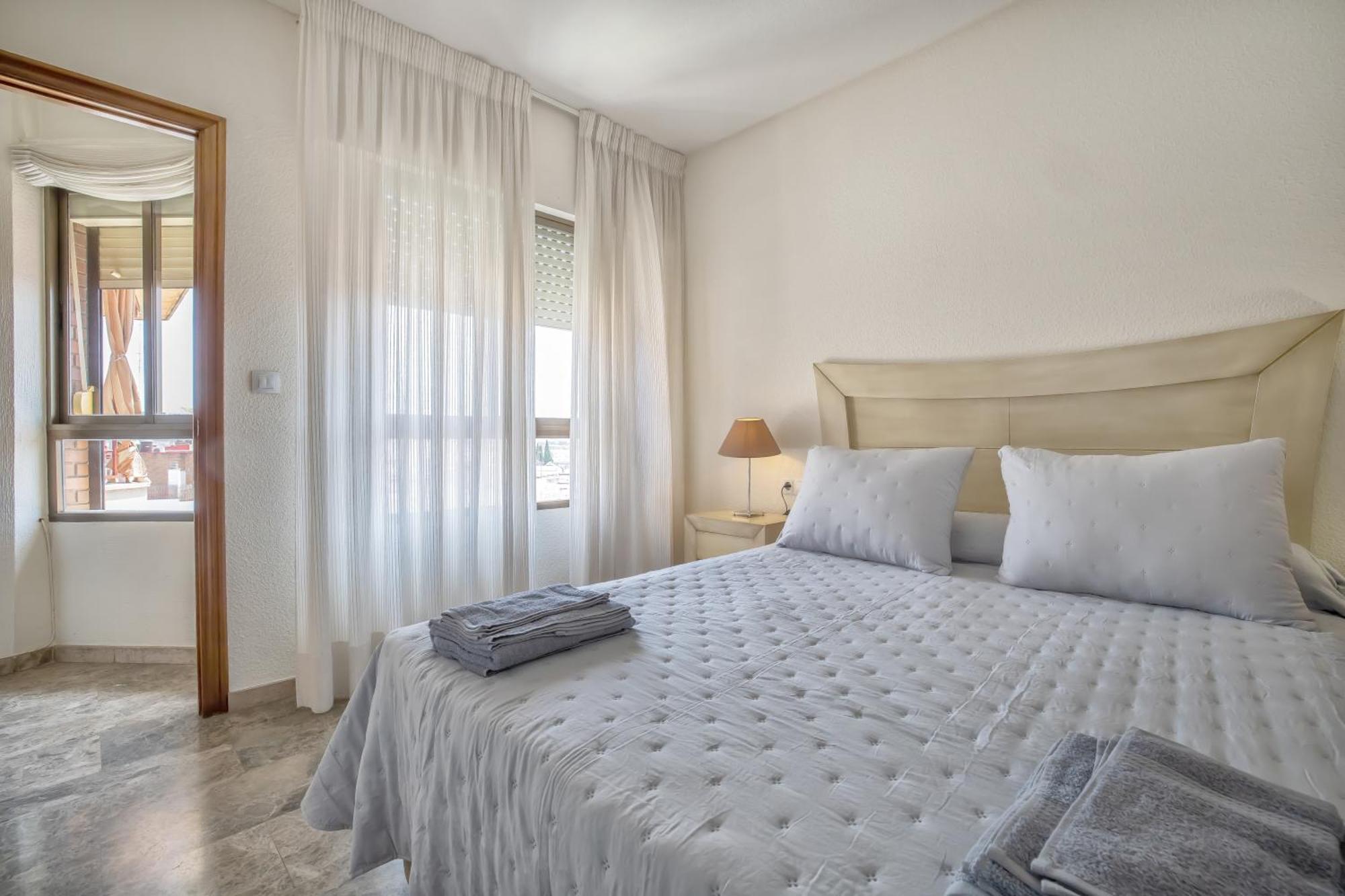 R & T Cordoba Center Apartamentos - Parking Exterior photo