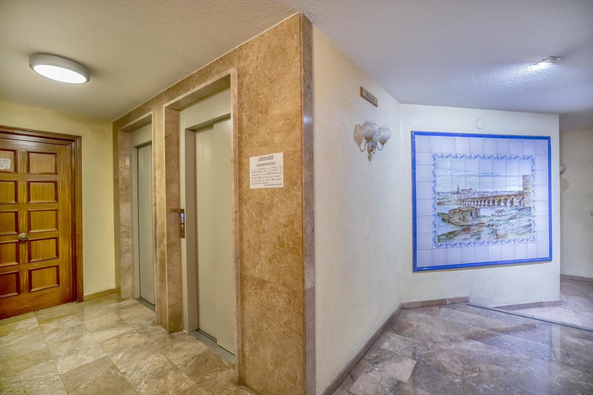 R & T Cordoba Center Apartamentos - Parking Exterior photo